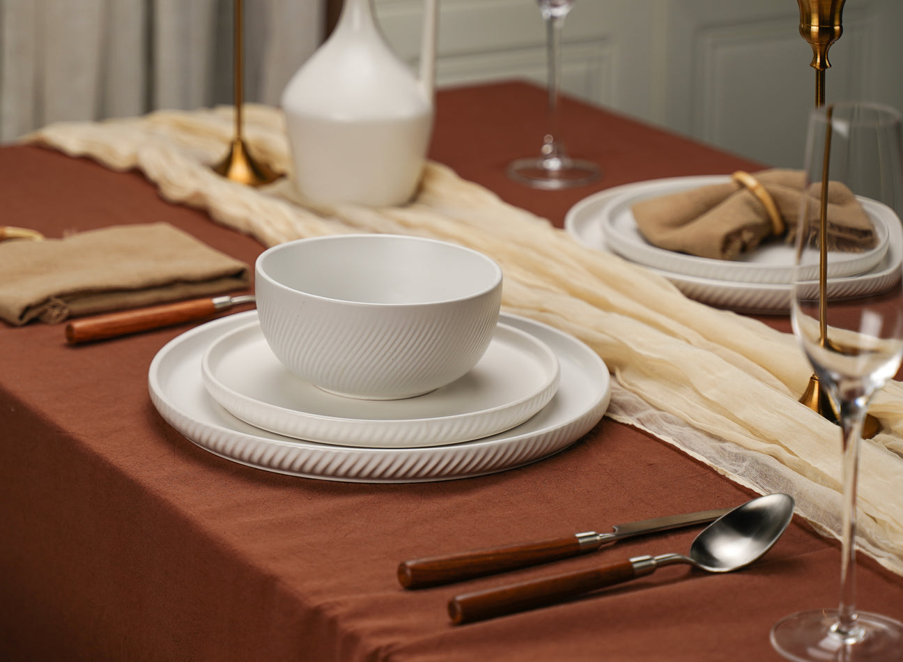 How Good Tableware Sets Foster Family Happiness: The Subtle Power of Minimalism and Color